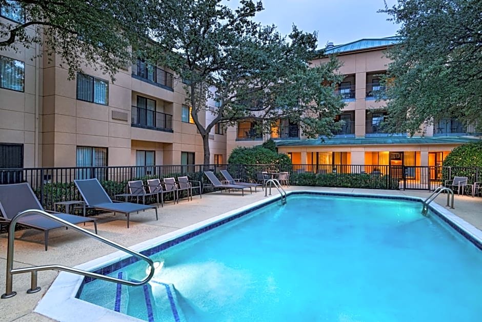 Courtyard Dallas 4